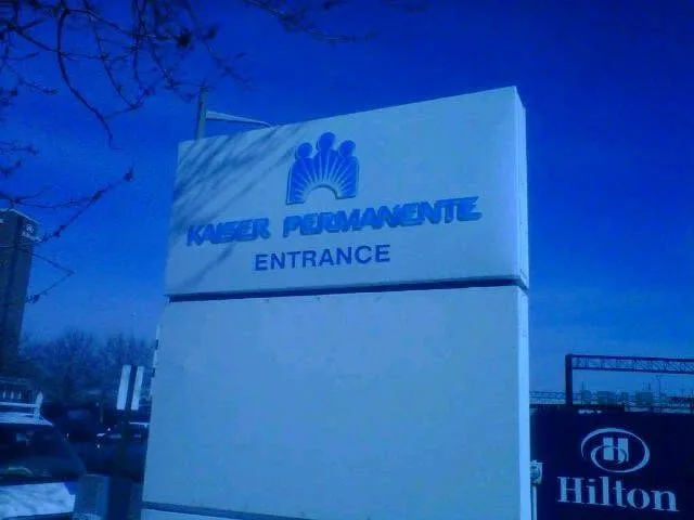 Building entrance sign — Kaiser Permanente